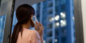 πλατη μιλαει στο τηλεφωνο 