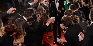 Διάσημος άνδρας περπατά στο κόκκινο χαλί 