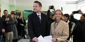 Ο Τρασκόφσκι ενώ ψηφίζει με τη σύζυγό του