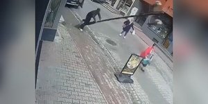 Σοκαριστικό ατύχημα στην Πολωνία: Άνδρας στηρίχτηκε σε κολώνα και αυτή καταπλάκωσε μία γυναίκα