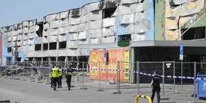 To καμμένο εμπορικό κέντρο στην πρωτεύουσα της Πολωνίας