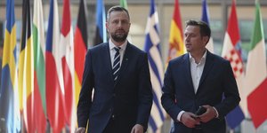 Ο Πολωνός υπουργός Άμυνας Βλαντισλάβ –Κοσινιάκ Καμίς (αριστερά) με συνεργάτη του στις Βρυξέλλες