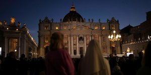 Μαύρος καπνός στην Καπέλα Σιξτίνα -Δεν εξελέγη νέος Πάπας στην πρώτη ψηφοφορία