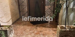 Οι ζημιές που προκάλεσε στην είσοδο της πολυκατοικίας ο εμπρηστικός μηχανισμός