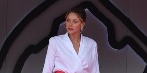 Η πριγκίπισσα Σαρλίν εντυπωσιάζει με την αλλαγή στο στιλ της- Η εμφάνιση με πολύχρωμη σατέν φούστα 