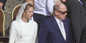 Πρίγκίπισσα Σαρλίν: Εντυπωσιάζει στα λευκά στην ενθρόνιση του νέου Πάπα χάρη στο «προνόμιου του λευκού»