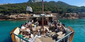Ο Γιώργος Πρίντεζης και η Στέλλα Κωστοπούλου βάφτισαν τη δεύτερη κόρη τους και το γιόρτασαν εν πλω