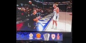 Άμπου Ντάμπι: Έλληνας έκανε πρόταση γάμου στην αγαπημένη του στο Ολυμπιακός-Παναθηναϊκός