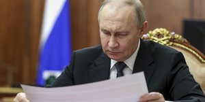 Ο Βλάντιμιρ Πούτιν διαβάζει έγγραφο