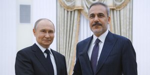 Χακάν Φιντάν και Βλάντιμιρ Πούτιν σε χειραψία