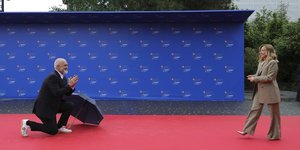 Ο Ράμα γονατίζει για να υποδεχτεί τη Μελόνι