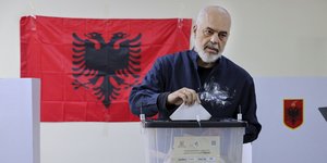 Ο επί 12 έτη πρωθυπουργός της Αλβανίας Έντι Ράμα φαίνεται πως κερδίζει μία ακόμη θητεία