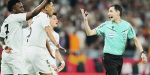 Διαμάχη των παικτών της Ρεάλ Μαδρίτης με διαιτητή
