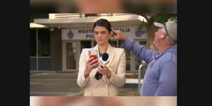 Viral βίντεο: Καμεραμάν στερεώνει με σάλιο τούφα ρεπόρτερ