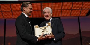 O Ρόμπερτ Ντε Νίρο ποζάρει με τον Λεονάρντο Ντι Κάπριο στο φακό στο Φεστιβάλ των Καννών