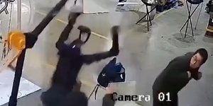 Ρομπότ εκτός ελέγχου παραλίγο να χτυπήσει τον χειριστή του σε εργοστάσιο στην Κίνα