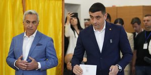 Ο ακροδεξιός νικητής του α' γύρου στις ρουμανικές εκλογές Τζόρτζε Σιμιόν ψήφισε μαζί με τον ηγέτη της ακροδεξιάς του οποίου η νίκη ακυρώθηκε τον περασμένο Νοέμβριο, Καλίν Γκεοργκέσκου