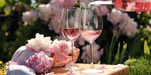 Μια καλή ιδέα είναι να δωρίσουμε στη μητέρα μας ένα μπουκάλι ροζέ κρασί / Φωτογραφία: shutterstock