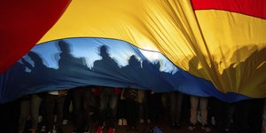 Οπαδοί του κεντρώου προεδρικού υποψηφίου με σημαία της Ρουμανίας 