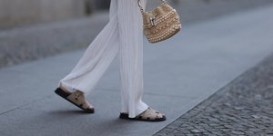 στιλάτη γυναίκα με σανδάλια