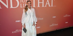 Η Σάρα Τζέσικα Πάρκερ με λευκό σύνολο