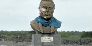 Η προτομή του Ελον Μασκ στην είσοδο της πόλης Μπόκα Τσίκα του Τέξας / ΑΡ