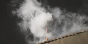 Λευκός καπνός βγαίνει από την καμινάδα της Καπέλα Σιστίνα το 2013 / GETTY