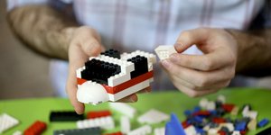 Αν νομίζατε ότι οι μέρες που παίζατε με LEGO τελείωσαν όταν γίνατε ενήλικες, ήρθε η ώρα να αναθεωρήσετε / SHUTTERSTOCK
