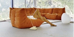Ένα σύμβολο του ντιζάιν της διαστημικής εποχής, ο καναπές Ligne Roset Togo του 1973 εξακολουθεί να παράγεται μέχρι σήμερα / Ligne Roset/ Space Age Design by Peter Martin/ te Neues)