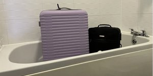 Το να βάλετε την βαλίτσα σας στην μπανιέρα μπορεί να ακούγεται ως το πιο παράξενο πράγμα... / SHUTTERSTOCK