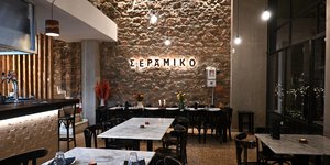 Η ατμοσφαιρική και φιλόξενη σάλα του Σεράμικο / Φωτογραία: Σεράμικο