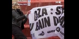 Γαλλία: Ακτιβιστές έβαψαν κόκκινο το νερό σε σιντριβάνι στο Παρίσι