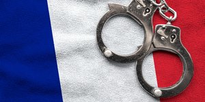 Χειροπέδες με τη γαλλική σημαία