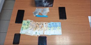 Τα κινητά και τα χρήματα που βρέθηκαν στην κατοχή των τριών συλληφθέντων