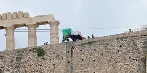 Προσήχθησαν 12 άτομα από τη Νέα Αριστερά που ύψωσαν παλαιστινιακή σημαία στην Ακρόπολη