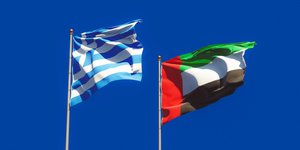 Οι σημαίες της Ελλάδας και των Ηνωμένων Αραβικών Εμιράτων