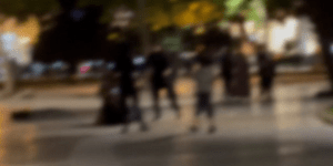 Ανήλικες παίζουν ξύλο στο δρόμο 