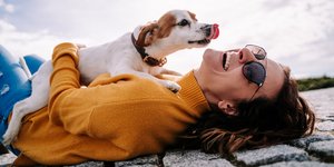 Σκύλος γλείφει άνθρωπο