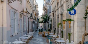 στενακι με νεοκλασικα 