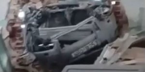 Το ΙΧ του 72χρονου που μπήκε στο σπίτι της 85χρονης