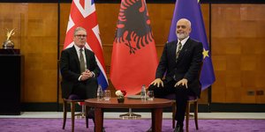 Από αριστερά ο Βρετανός πρωθυπουργός, Κιρ Στάρμερ με τον Αλβανό πρωθυπουργό, Έντι Ράμα
