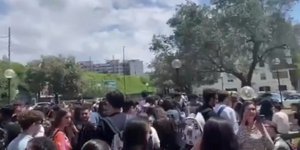 Στους δρόμους οι κάτοικοι 