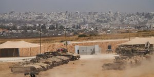 Τανκς τους Ισραηλινού στρατού κοντά στα σύνορα της χώρας με τη Λωρίδα της Γάζας 