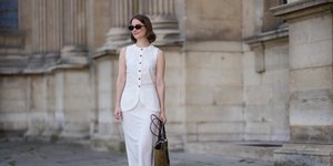 στιλάτη γυναίκα με ρούχα για γραφείο