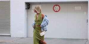 γυναίκα με φόρεμα