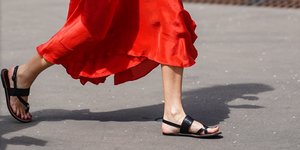 γυναίκα με σανδάλια