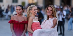 10+1 φορέματα για κουμπάρα σε καλοκαιρινό γάμο -Θα είσαι η πιο εντυπωσιακή μετά τη νύφη