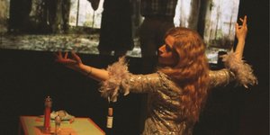 «Είμαι η μετεμψύχωση της Σύλβιας Πλαθ»: Μια γυναίκα του σήμερα σε μια κουζίνα συναντιέται με την ψυχή της Αμερικανίδας ποιήτριας