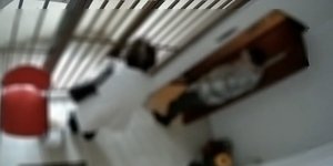Εκαναν τους συντηρητές ασανσέρ και κατέβαζαν στο ισόγειο ηλικιωμένους