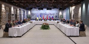 Οι αντιπροσωπείες Ουκρανίας και Ρωσίας στις συνομιλίες στην Κωνσταντινούπολη